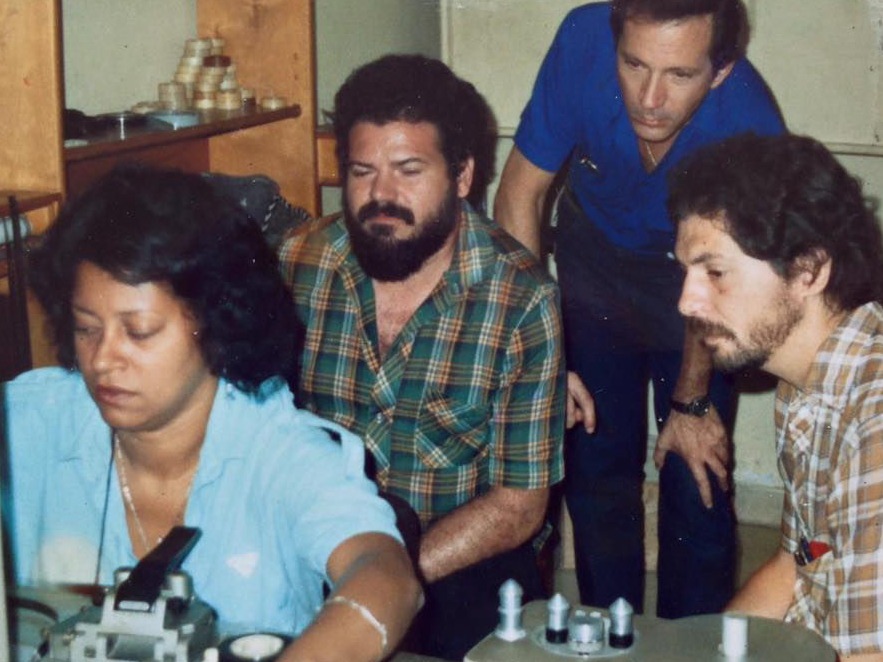 a moviola (Caridad, Enrique y el Fuji)